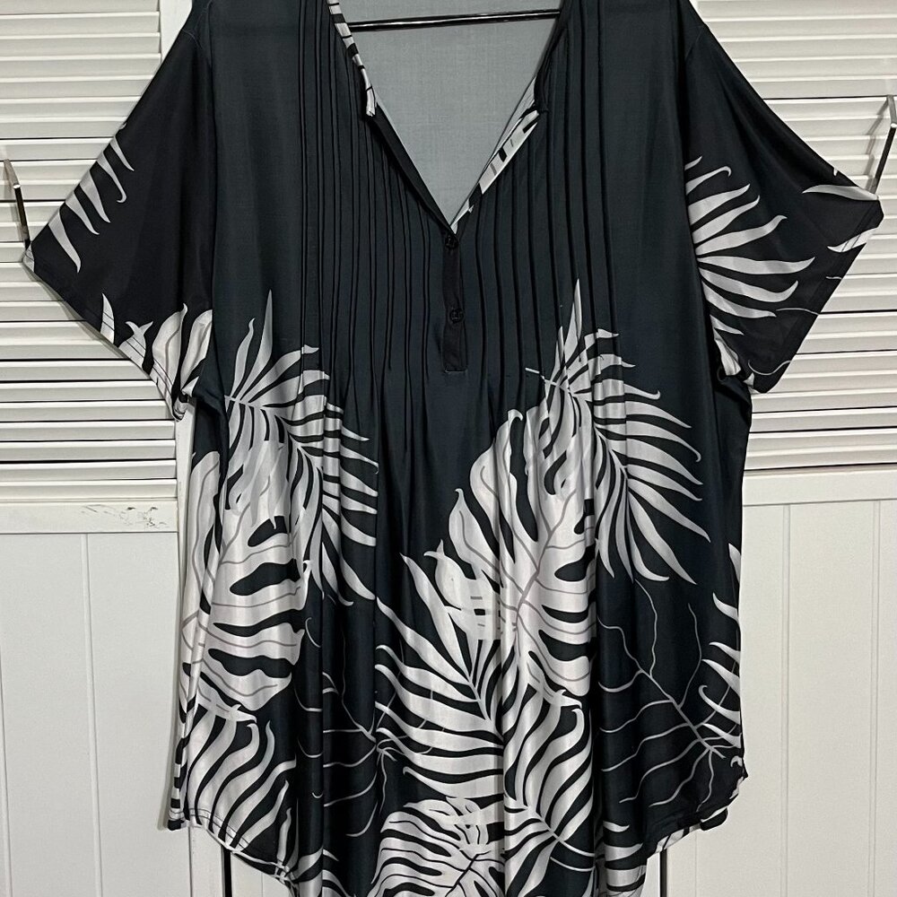Charcoal Black, White & Tan Color pleated top with palm Leaves, Size 4X